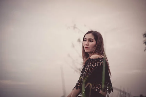 Schöne Thailändische Frau Sehr Traurig Von Unerwiderter Liebe Überdenken Überdenken — Stockfoto