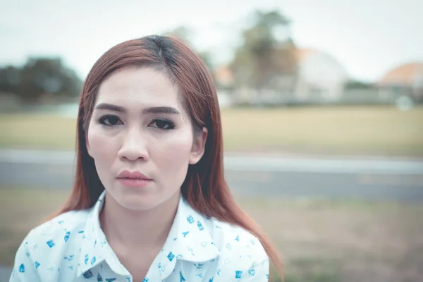 閉じるアップポルノの悲しいアジアの女性屋外 — ストック写真