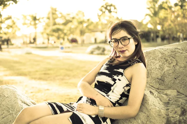 Porträt Einer Asiatischen Frau Mit Brille Freien — Stockfoto
