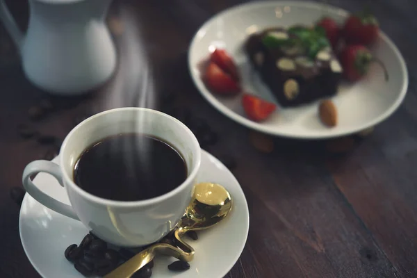 Caffè Caldo Tazza Bianca Fondo Legno Brownie Con Fragola Fresca — Foto Stock