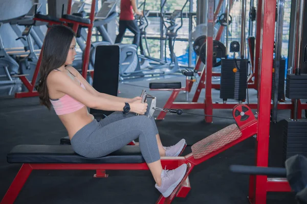 Hermosa Mujer Asiática Haciendo Ejercicio Gimnasio Tailandia — Foto de Stock