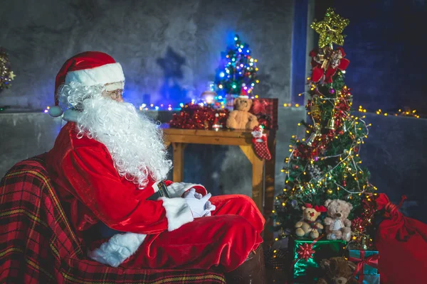 Papai Noel Sente Cadeira Pense Plano Para Caixa Presente Enviada — Fotografia de Stock