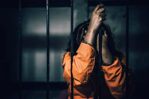 鉄の刑務所をつかもうとする女性の肖像 囚人の概念 — ストック写真
