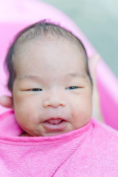 Close Aziatische Baby Roze Handdoek — Stockfoto