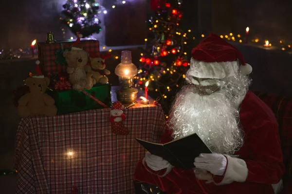 Noel Baba Gece Evde Bir Kitap Okudu Kitaptaki Işığı Fener — Stok fotoğraf