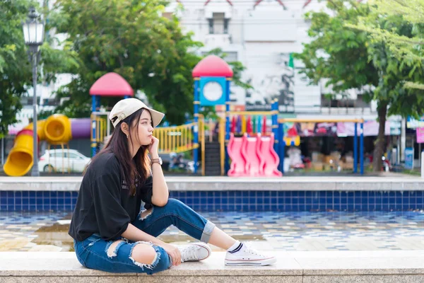 Menina Hipster Bonita Sentar Parque Para Relaxar Estilo Vida Mulher — Fotografia de Stock