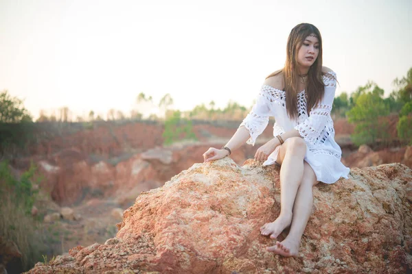 日没のボヘミアン女性の肖像 現代タイの女の子のライフスタイル 幸せな女性の概念 — ストック写真