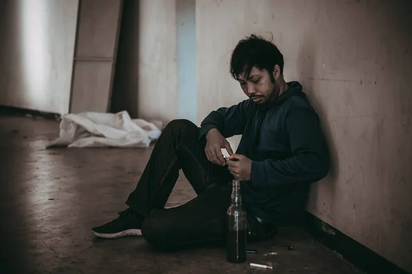 Ázsiai Férfiak Drogfüggők Hogy Heroint Fecskendezzenek Ereikbe Magukat Flakka Kábítószer — Stock Fotó