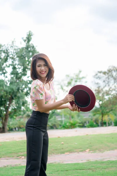 Linda Menina Esbelta Sorriso Mão Ela Tem Chapéu Vermelho Parque — Fotografia de Stock