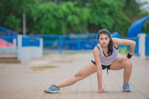 Asiático Deportivo Mujer Estiramiento Cuerpo Respiración Aire Fresco Parque Tailandia — Foto de Stock