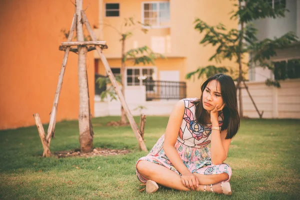 Nahaufnahme Asiatische Frau Sitzen Auf Dem Rasen Des Dorfes Sie — Stockfoto