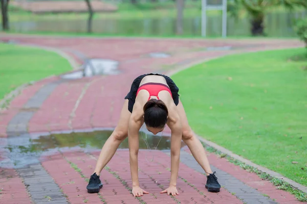 Asiatica Donna Sportiva Stretching Corpo Respirazione Aria Fresca Nel Parco — Foto Stock