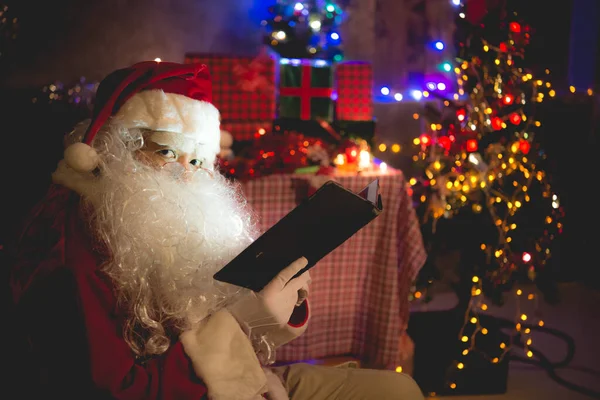 Santa Claus Leyó Libro Por Noche Casa Luz Del Libro —  Fotos de Stock