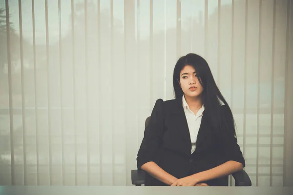 在办公室里与悲伤的女人亲密接触 努力工作给女孩带来压力 与男朋友失恋 泰国人民 — 图库照片