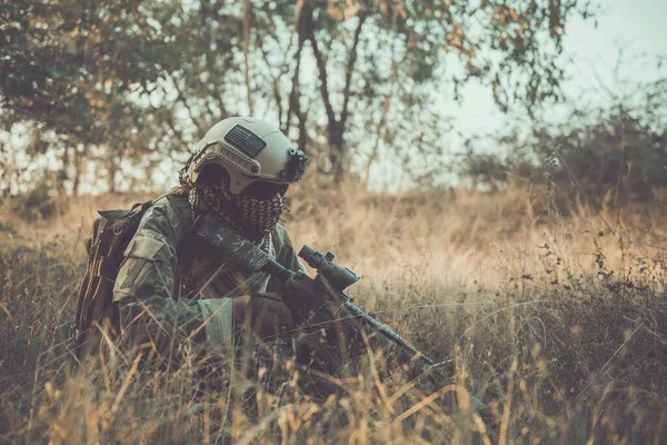 Soldados Estão Preparando Para Atacar Inimigo Floresta Militar Conceito Guerra — Fotografia de Stock