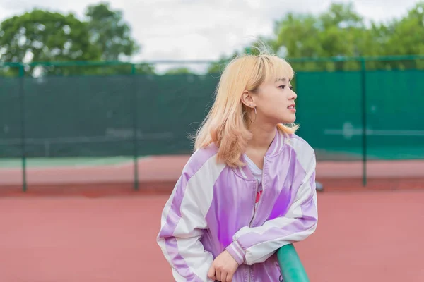 Potret Gadis Cantik Berambut Emas Duduk Bangku Lapangan Tenis Wanita — Stok Foto