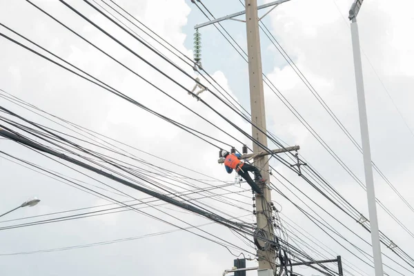Nakhonratchasima Thailand September Elektriker Ersetzen Das Netzkabel Den Hochspannungsmasten September — Stockfoto