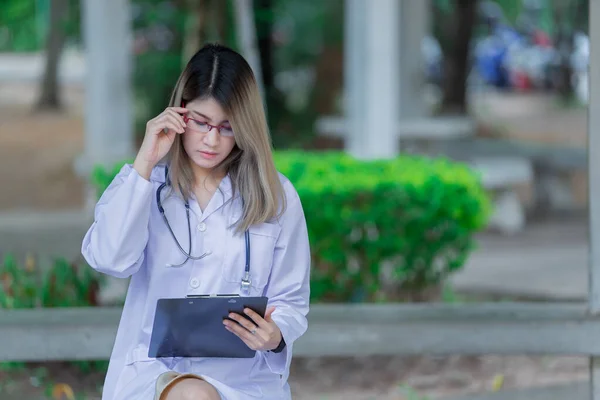 Portrait Junger Asiatischer Arzt Trägt Brille Krankenhaus — Stockfoto