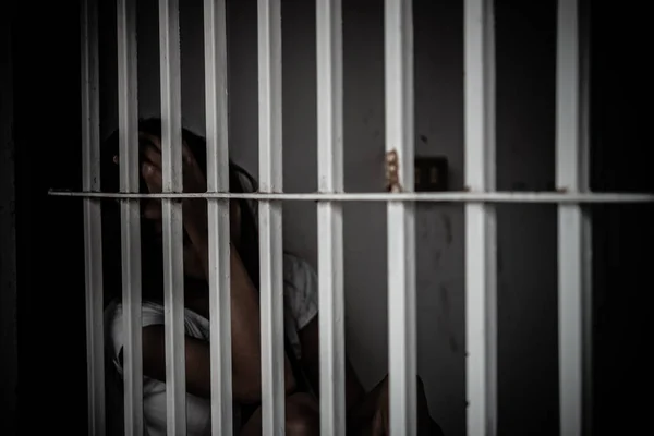 Nők Kétségbeesetten Próbálják Elkapni Vasbörtönt Fogoly Koncepció — Stock Fotó