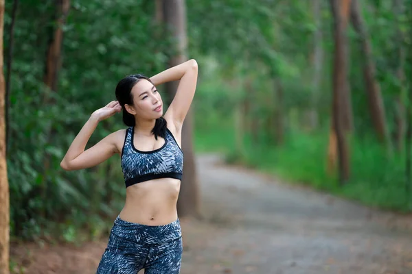 Asiática Mulher Desportiva Alongamento Corpo Respirando Fresco Parque Tailândia Pessoas — Fotografia de Stock