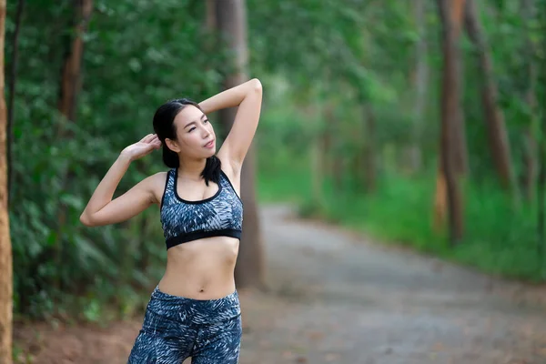 Asiatische Sportliche Frau Streckt Körper Atmet Frische Luft Park Thailänder — Stockfoto