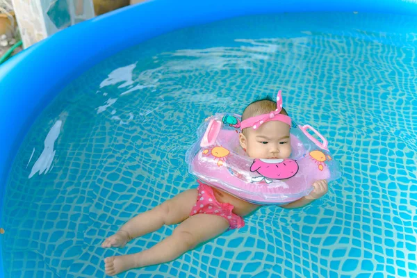 小女孩在游泳池里游泳 健康的观念 — 图库照片