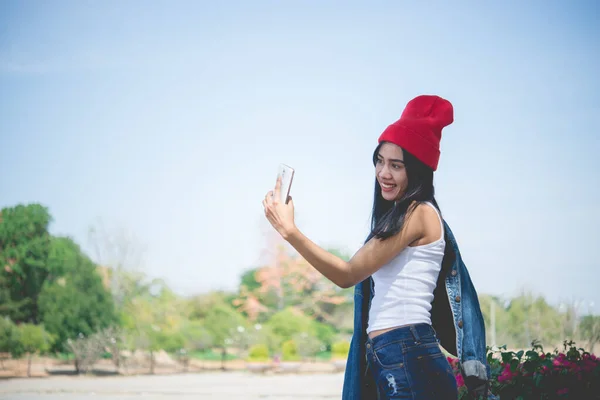 Asiatico Adolescente Selfie Divertimento Nel Parco — Foto Stock