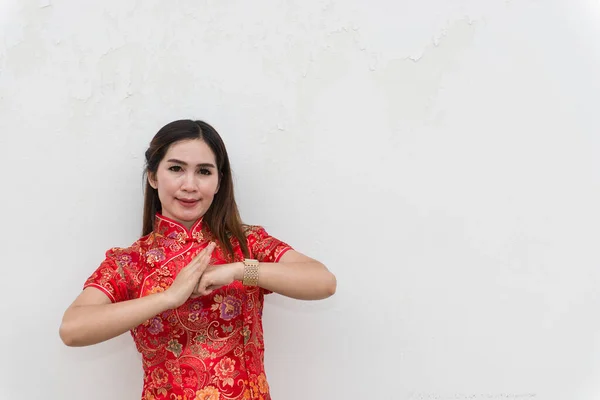 Beyaz Duvarda Cheongsam Asyalı Kadın Mutlu Çin Yeni Yıl Konsepti — Stok fotoğraf