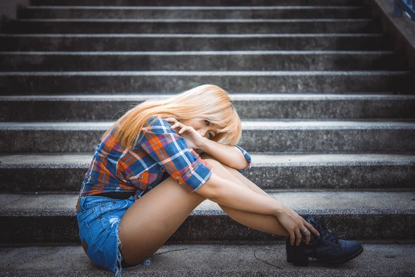 Solitario Asiático Mujer Sentarse Solo Parque Triste Tailandés Mujer Pensar — Foto de Stock