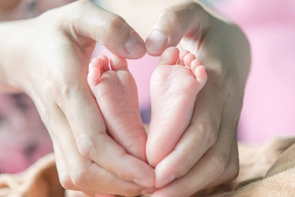 Gros Plan Pieds Bébé Forme Coeur Main Maman — Photo