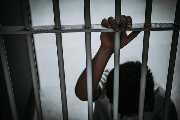 Руки людей, отчаянно пытающихся поймать железную тюрьму, концепцию заключенных, таиландцев, Надежда на свободу
.