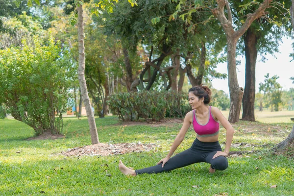 Ung Kvinna Som Tränar Yoga Parken — Stockfoto