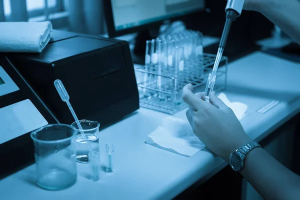 Вчений Суміш Хімічних Речовин Робить Експеримент Лабораторії Мікстейп Викладений Зразками — стокове фото
