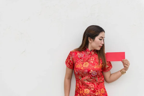 Boldog Kínai Újévet Ázsiai Portréjának Piros Borítékja Van Fehér Falon — Stock Fotó