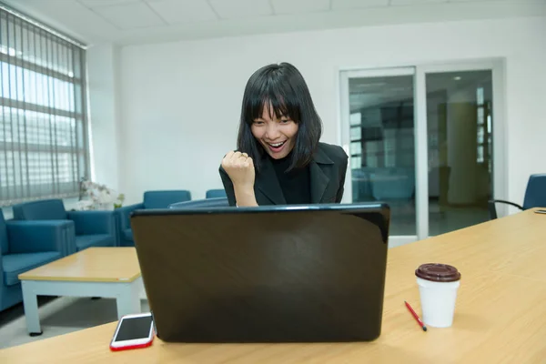 Business Woman Wow Laptop Looking Stock Market Boldog Thai Koncepció — Stock Fotó