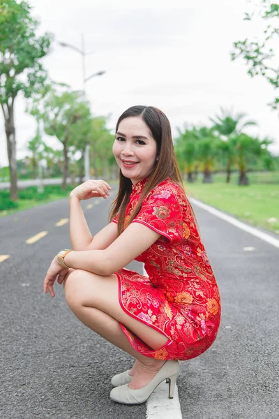 Feliz Ano Novo Chinês Mulher Asiática Vestindo Roupas Tradicionais Cheongsam — Fotografia de Stock