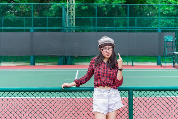 Retrato Chica Hipster Asiática Tennis Court Tailandia Personas Usan Gafas —  Fotos de Stock