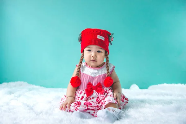 Porträt Des Süßen Asiatischen Babys Rosa Kleid Auf Teppichwolle Glückliches — Stockfoto