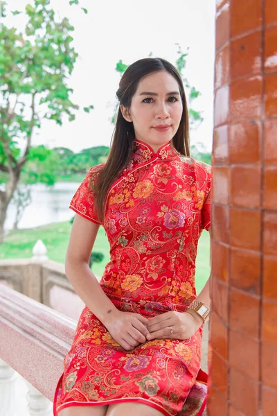 Feliz Ano Novo Chinês Mulher Asiática Vestindo Roupas Tradicionais Cheongsam — Fotografia de Stock