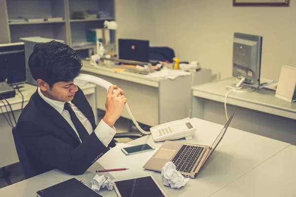 Empresário Estresse Trabalho Duro Mesa Escritório Tone Take Escuro Com — Fotografia de Stock