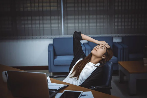 アジアのビジネス女性のストレスからハードワーク オフィスで働くタイの労働者の女性 暗いトーン 彼女はあなたの頭に手タッチを使用します — ストック写真