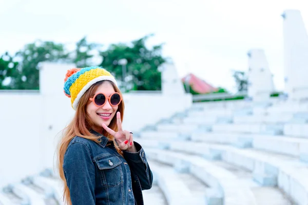 Menina Hipsters Asiáticos Posando Para Tirar Uma Foto Estilo Vida — Fotografia de Stock