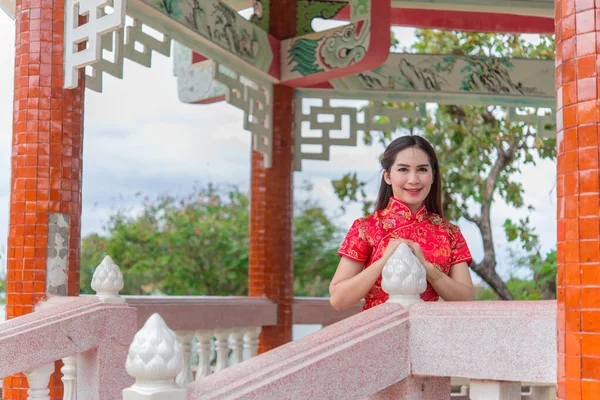 Καλή Κινέζικη Πρωτοχρονιά Ασιάτισσα Γυναίκα Φορώντας Παραδοσιακά Ρούχα Cheongsam Κόκκινο — Φωτογραφία Αρχείου