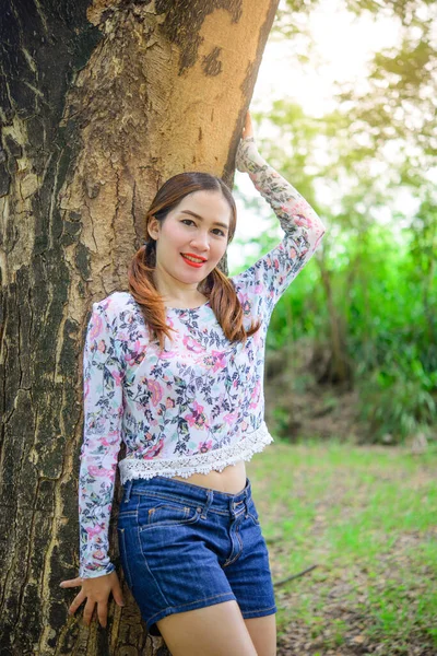 泰国人的肖像坐在树下鲜明的色调下 现代亚洲女孩的观念 快乐女人的生活方式 — 图库照片