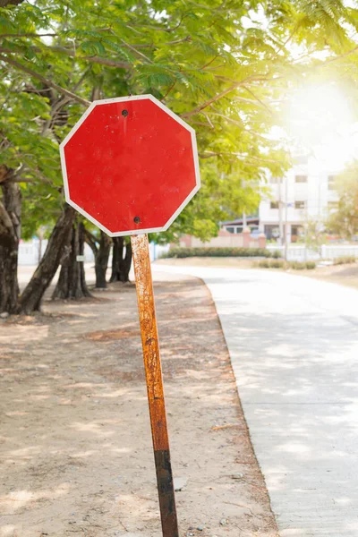 道路上标志交通的红色标记 — 图库照片