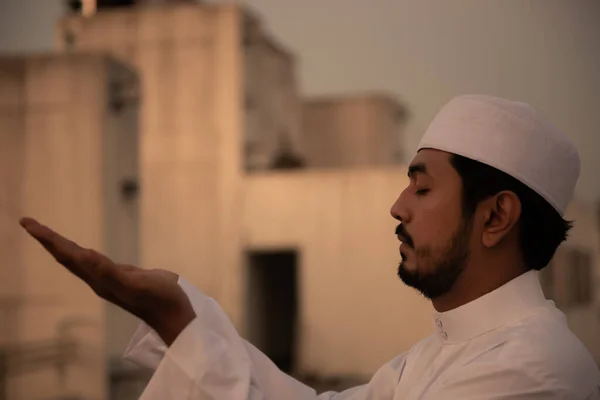 Young Asian Muslim Man Praying Sunset Ramadan Festival Concept — Fotografia de Stock