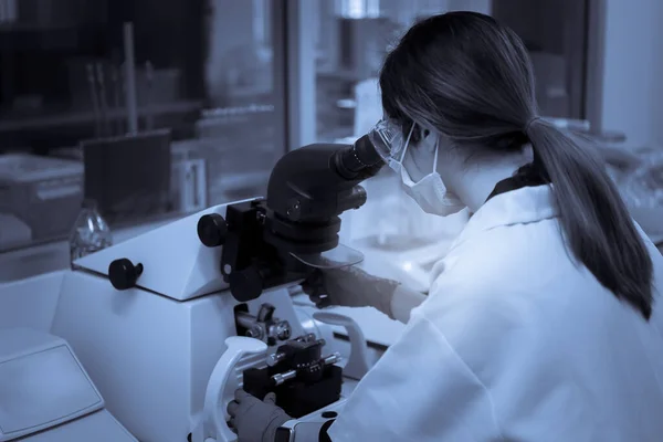 Kvinnliga Asiatiska Forskare Arbetar Lab Experiment För Kund Med Hjälp — Stockfoto