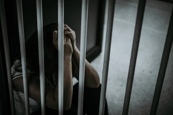 Портрет Женщины Отчаянно Пытающейся Поймать Железную Тюрьму Концепция Заключенного — стоковое фото
