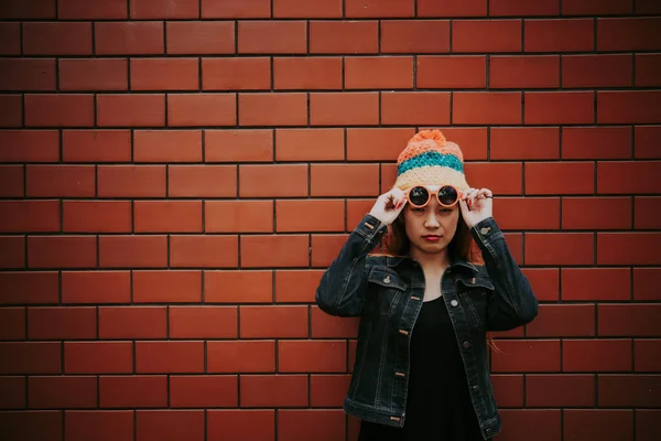 Asiático Hipsters Chica Naranja Ladrillo Pared Estilo Vida Moderno Adolescente — Foto de Stock