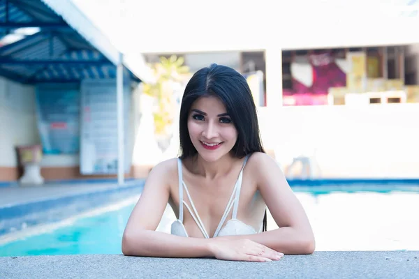 アジアのセクシー女性を閉じますでホワイトビキニでプールで晴れた日 明るいトーン ファッションBekiniポーズのコンセプト — ストック写真
